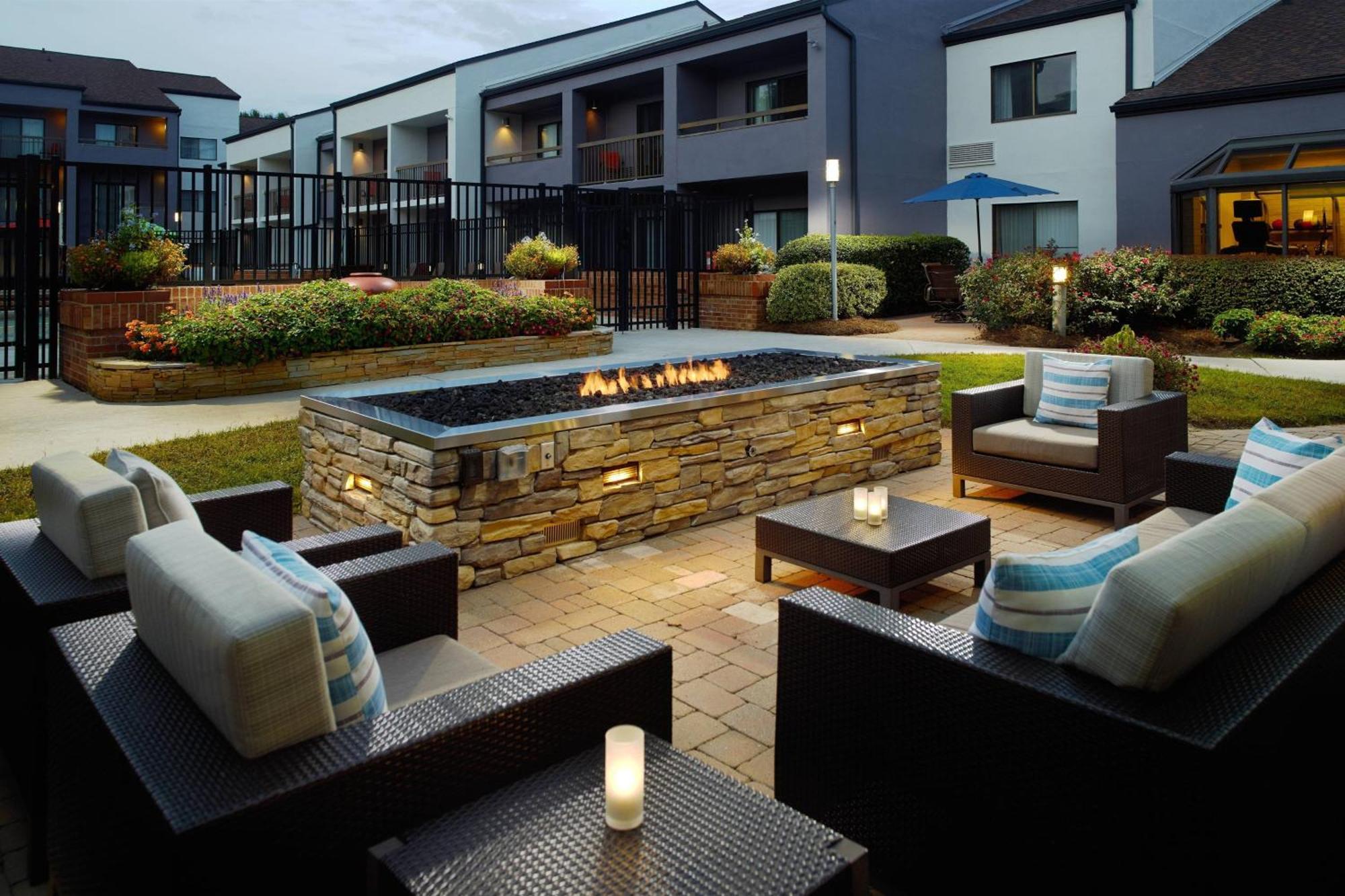 Courtyard By Marriott Raleigh Midtown Hotel Exterior foto